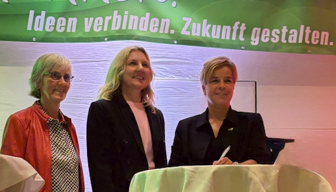v.l.: Marita Brormann, Karin Rodeheger, Mona Neubaur. Eintrag Mona Neubaur ins Goldene Buch der Stadt Oelde